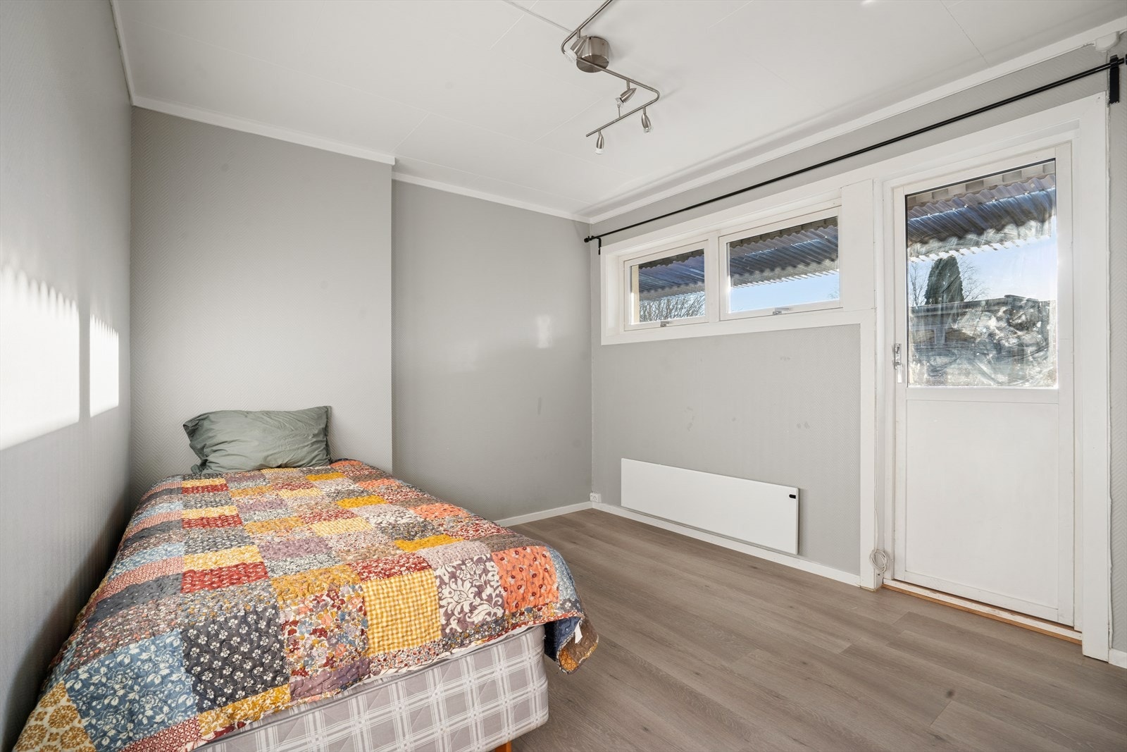 Hovedsoverommet har utgang til terrassen og et stort garderobeskap, og det er romslig nok til både dobbeltseng og annet ønsket soveromsmøblement. Galleribilde