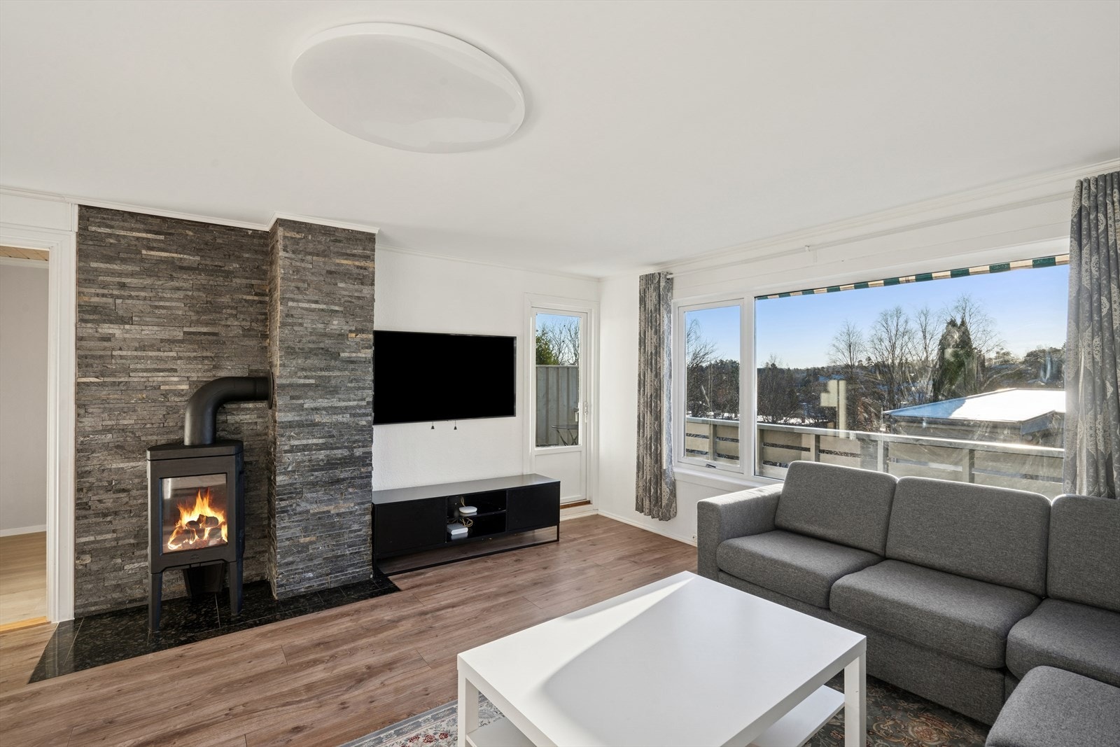 Stuen har også en peis som bidrar til en koselig stemning og som varmer godt på kalde vinterkvelder. Galleribilde