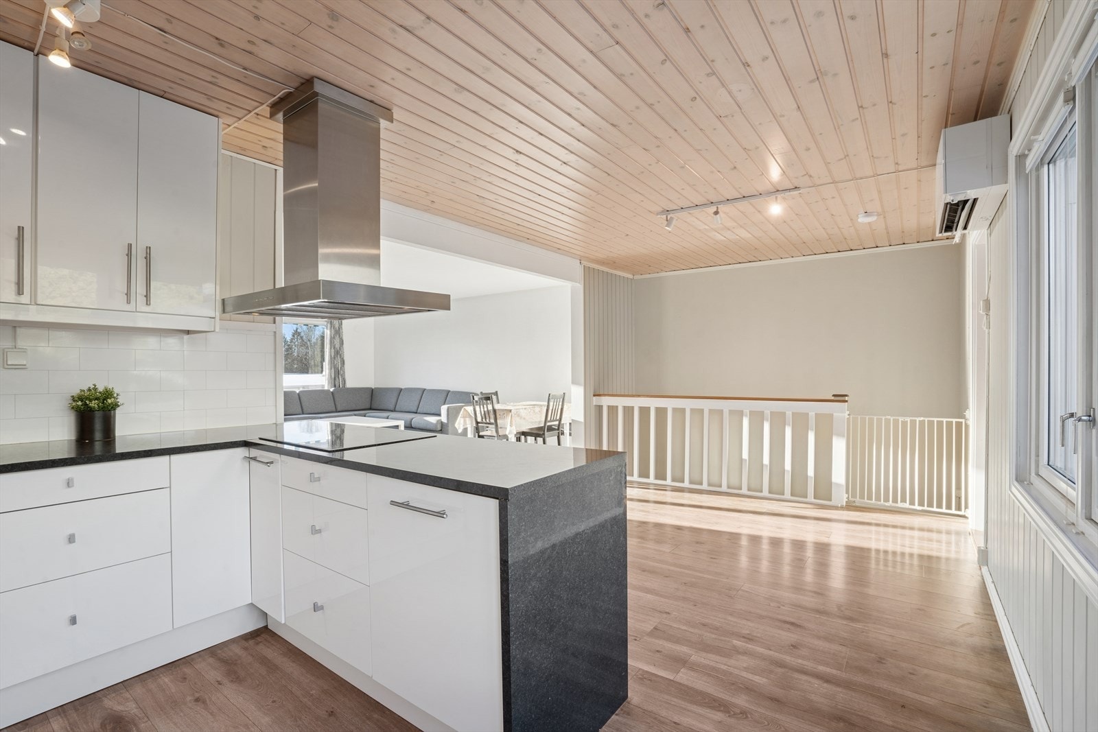 Kjøkkenet er utstyrt med integrerte hvitevarer som oppvaskmaskin, stekeovn, mikro, induksjonstopp og kjøl/frys, hvor mikro og kjøl/frys. Galleribilde