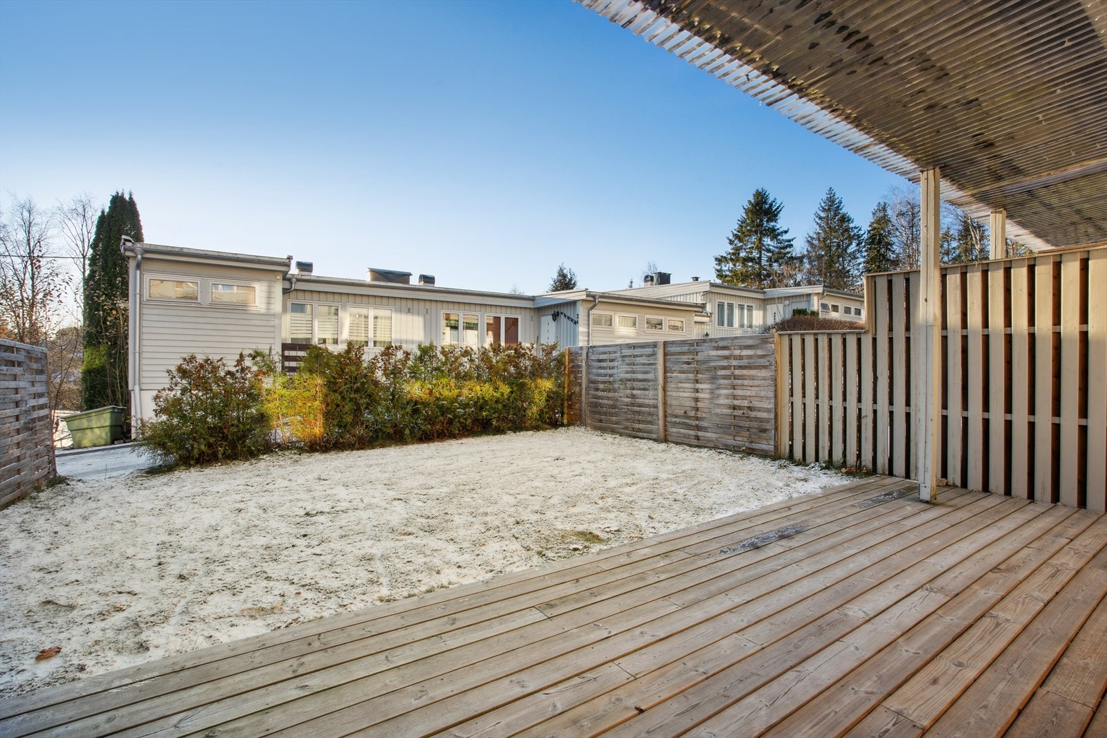 Terrassen er sydvestvendt og ca. 17 m², med god plass til sittegruppe og grill. Galleribilde