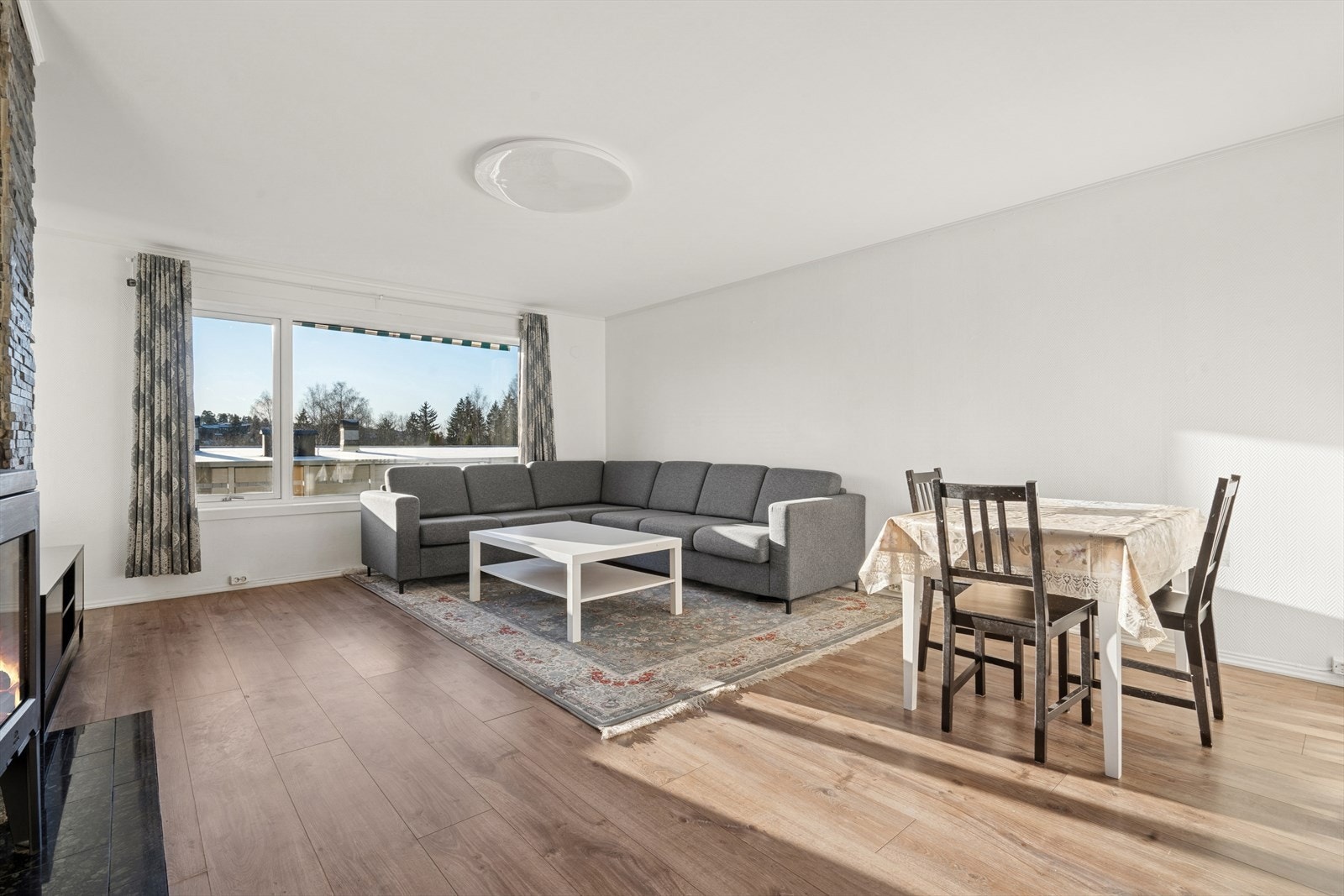 Stuen er romslig og lys, med store vindusflater som slipper inn rikelig med naturlig lys. Galleribilde