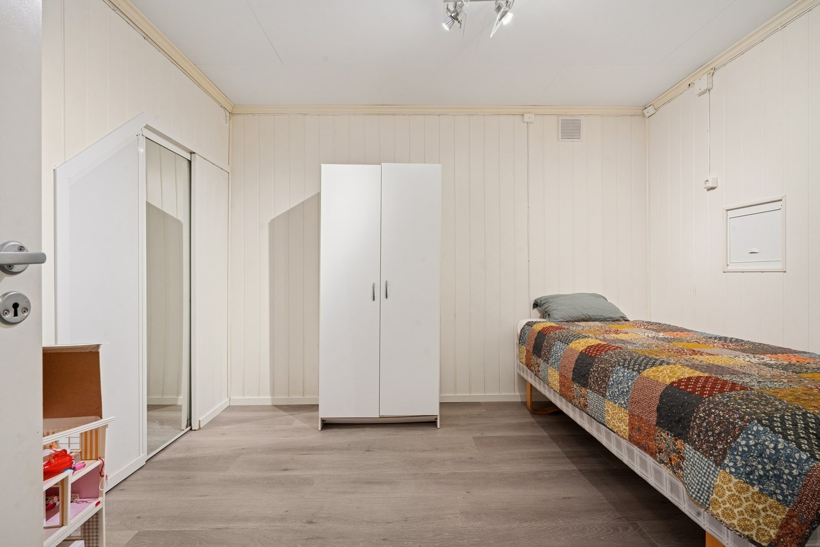 Stort rom med en rekke bruksmuligheter. Rommet er i dag innredet som soverom, men kan enkelt gjøres om til f. eks kontor, lagringsbod eller hobbyrom. Tilknyttning til bod. Rommet er ikke godkjent for varig opphold. Galleribilde