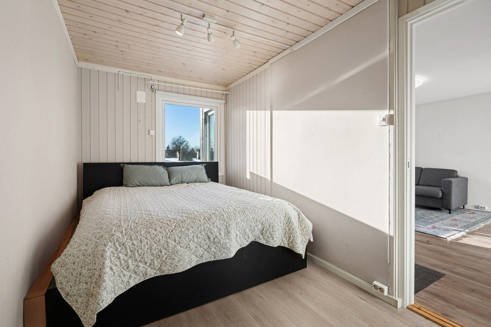 I første etasje finner vi ett soverom med vindu mot balkongen, som har adkomst fra stuen. Galleribilde