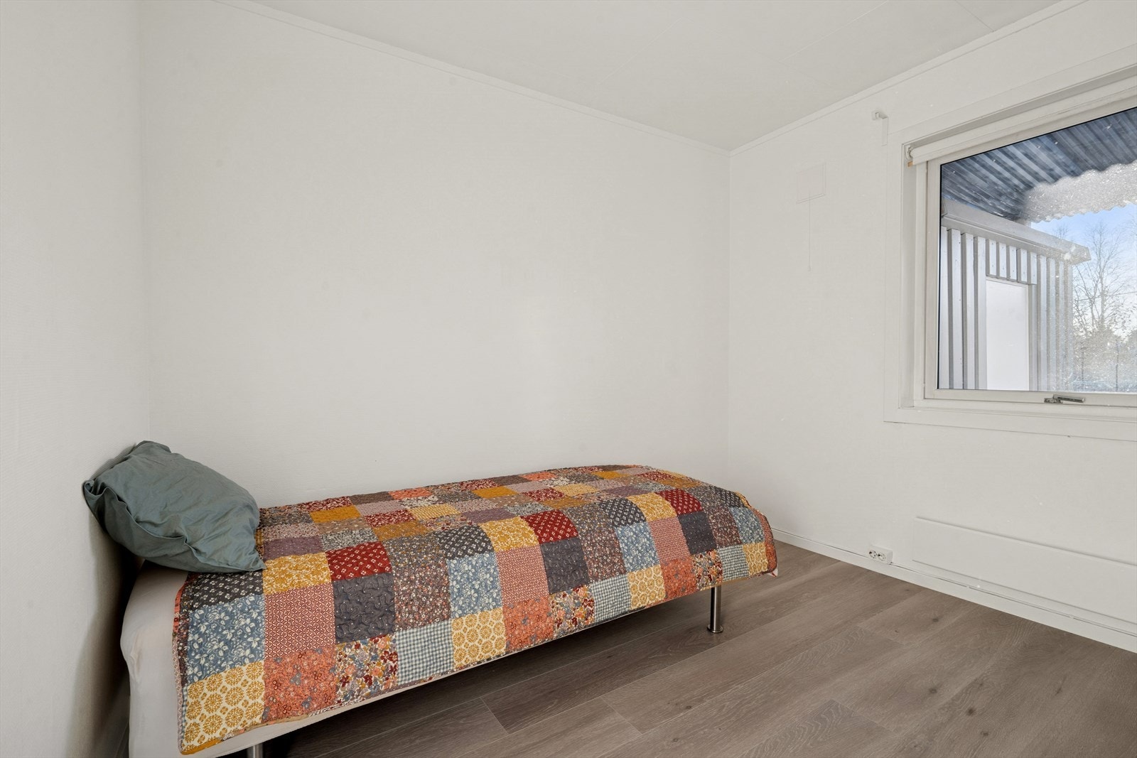 Det andre soverommet i underetasjen er perfekt som barnerom, gjesterom eller kontor, og gir gode muligheter for fleksibel innredning. Galleribilde