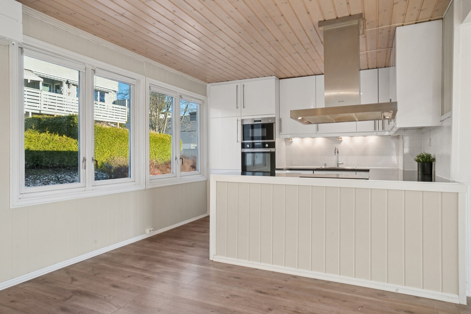 Stort og praktisk kjøkken med moderne og stilrent uttrykk. Galleribilde