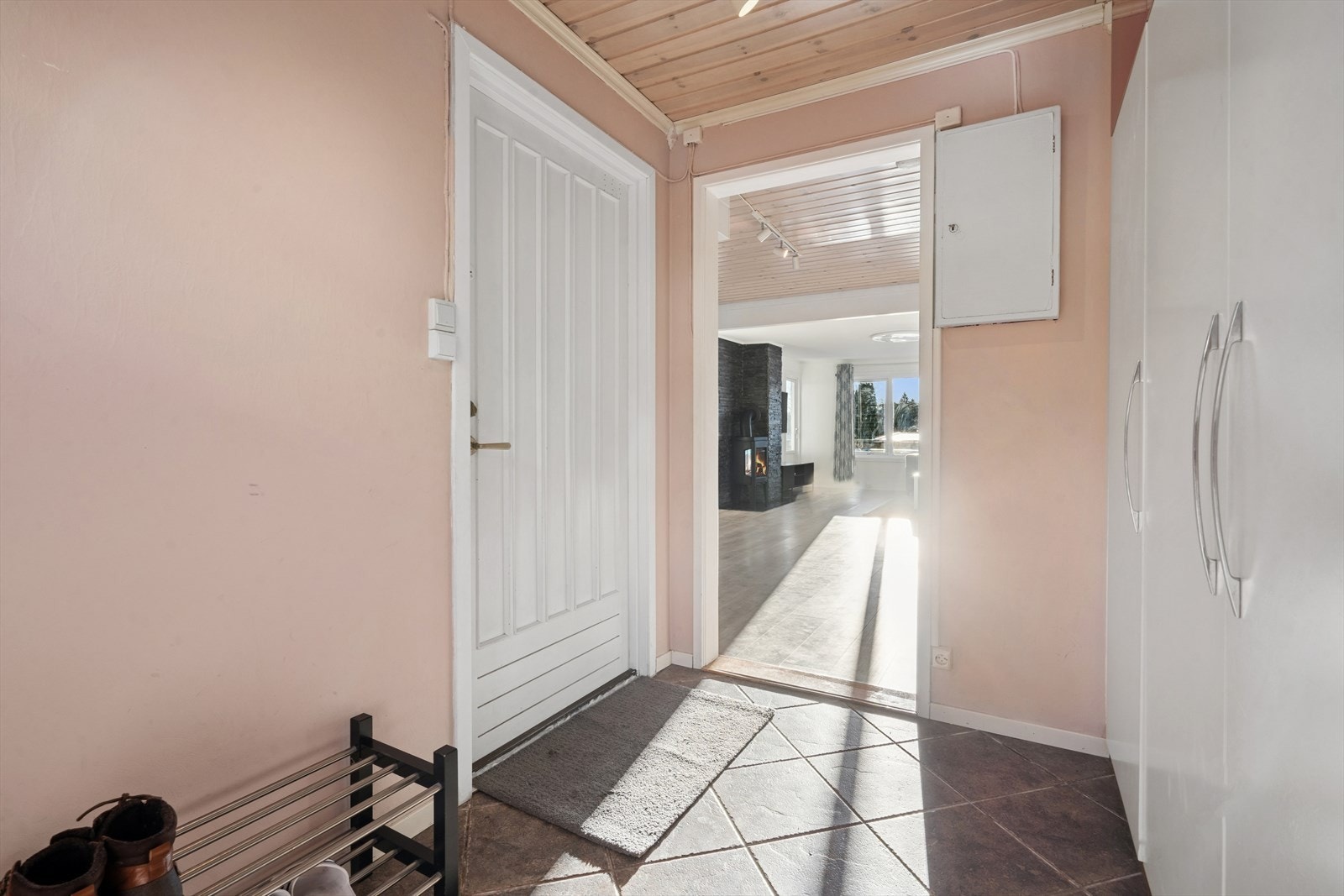 Entréen er lys og romslig, med garderobeskap som gir god plass til yttertøy og sko. Galleribilde