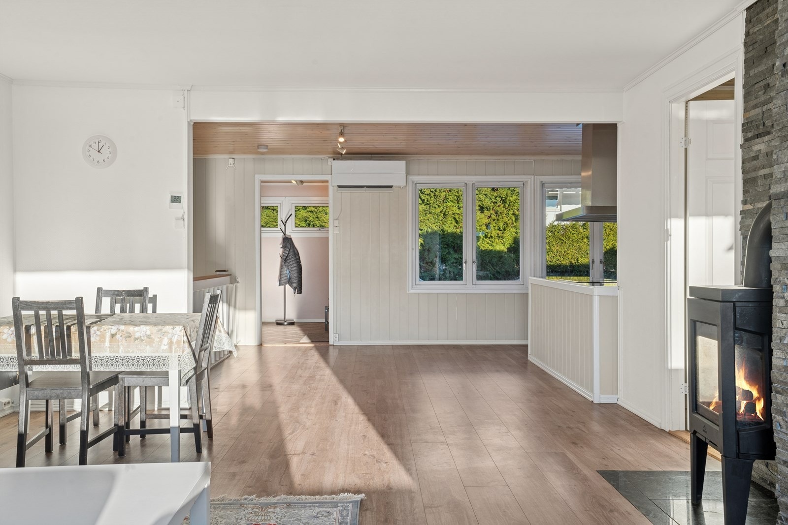 Det er god plass til både en komfortabel sofagruppe og en spisesone med stort spisebord, noe som gjør det perfekt for hyggelige måltider med familie og venner. Galleribilde