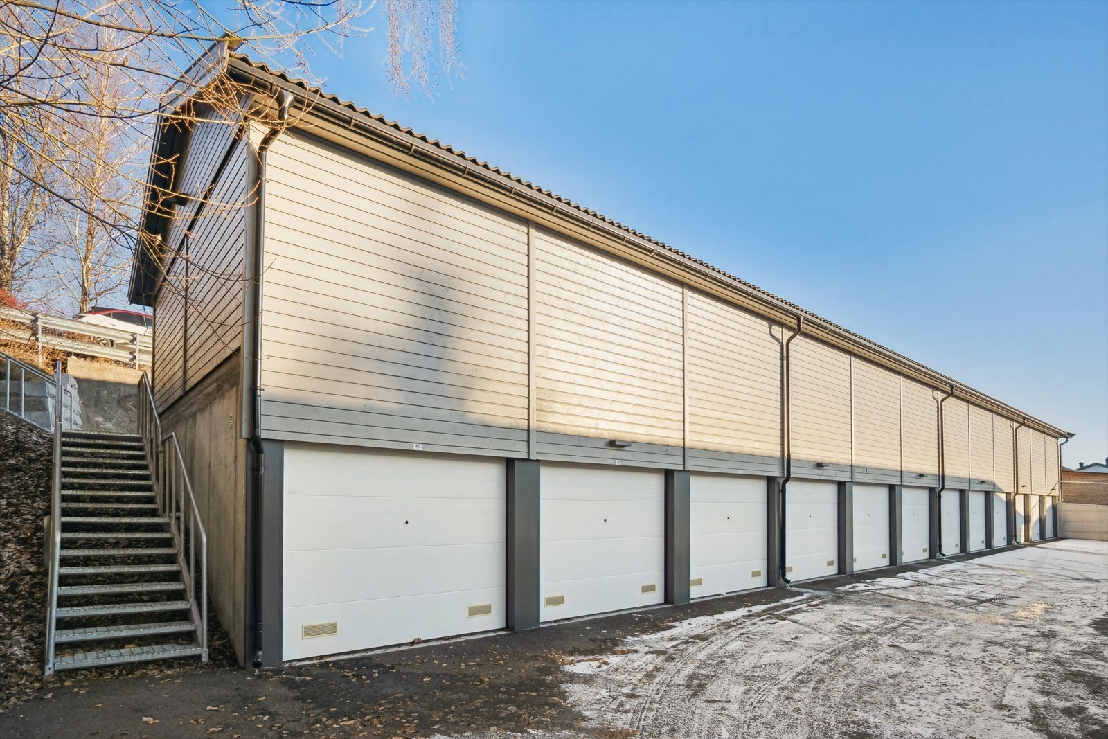 Egen garasje i rekke med plass til én bil. Galleribilde