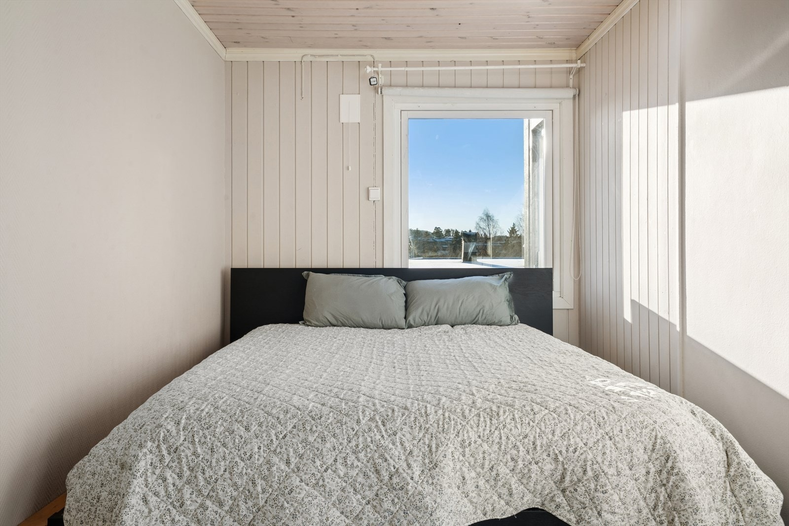 Dette rommet har plass til en dobbeltseng og ønsket soveromsmøblement, samt et garderobeskap for praktisk oppbevaring. Galleribilde