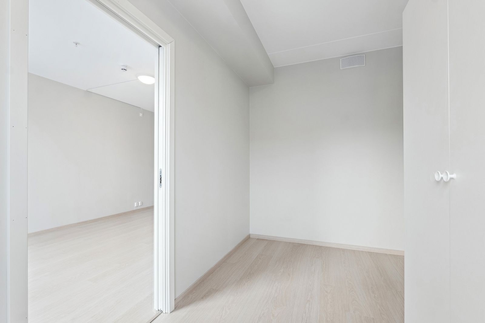 Lyst soverom med plass til 160 cm seng Galleribilde