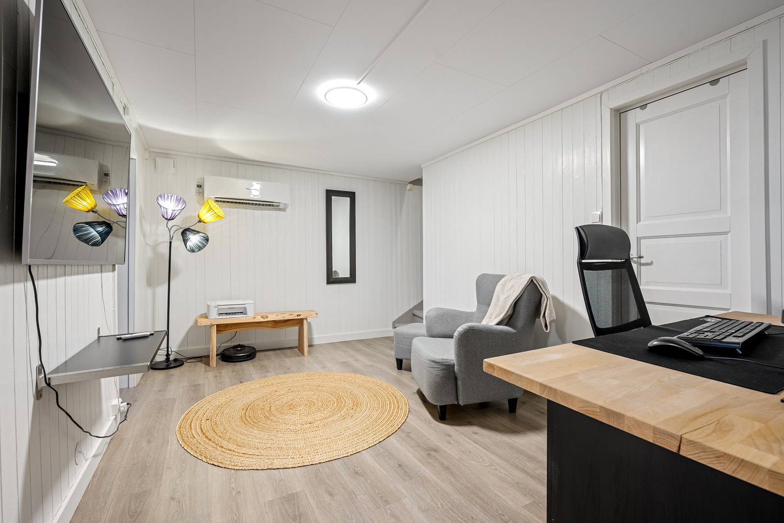 Varmepumpe gir effektiv oppvarming av etasjen, sammen med behagelig varmefolie i gulvet Galleribilde