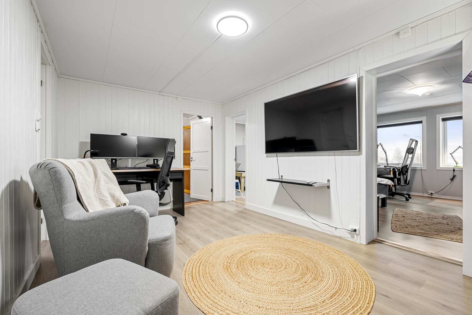 Det er innredet kjellerstue/kontor i underetasje Galleribilde