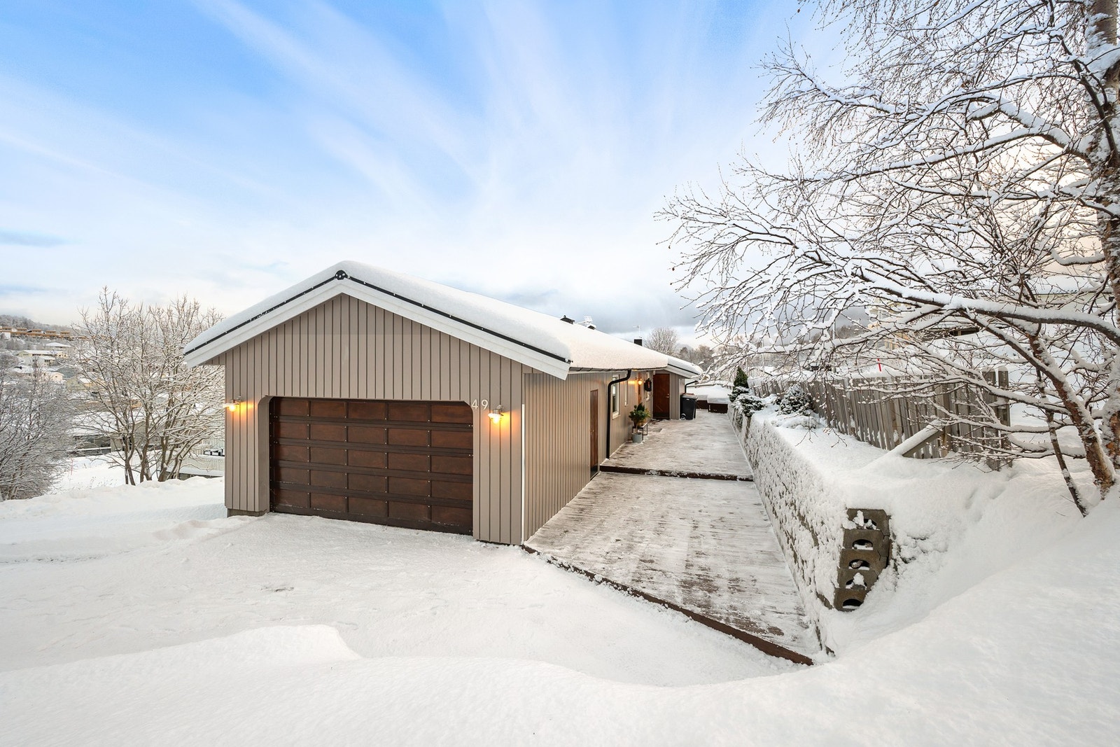 Med integrert garasje slipper du å beregne ekstra tid når du skal ut å kjøre på vinteren Galleribilde