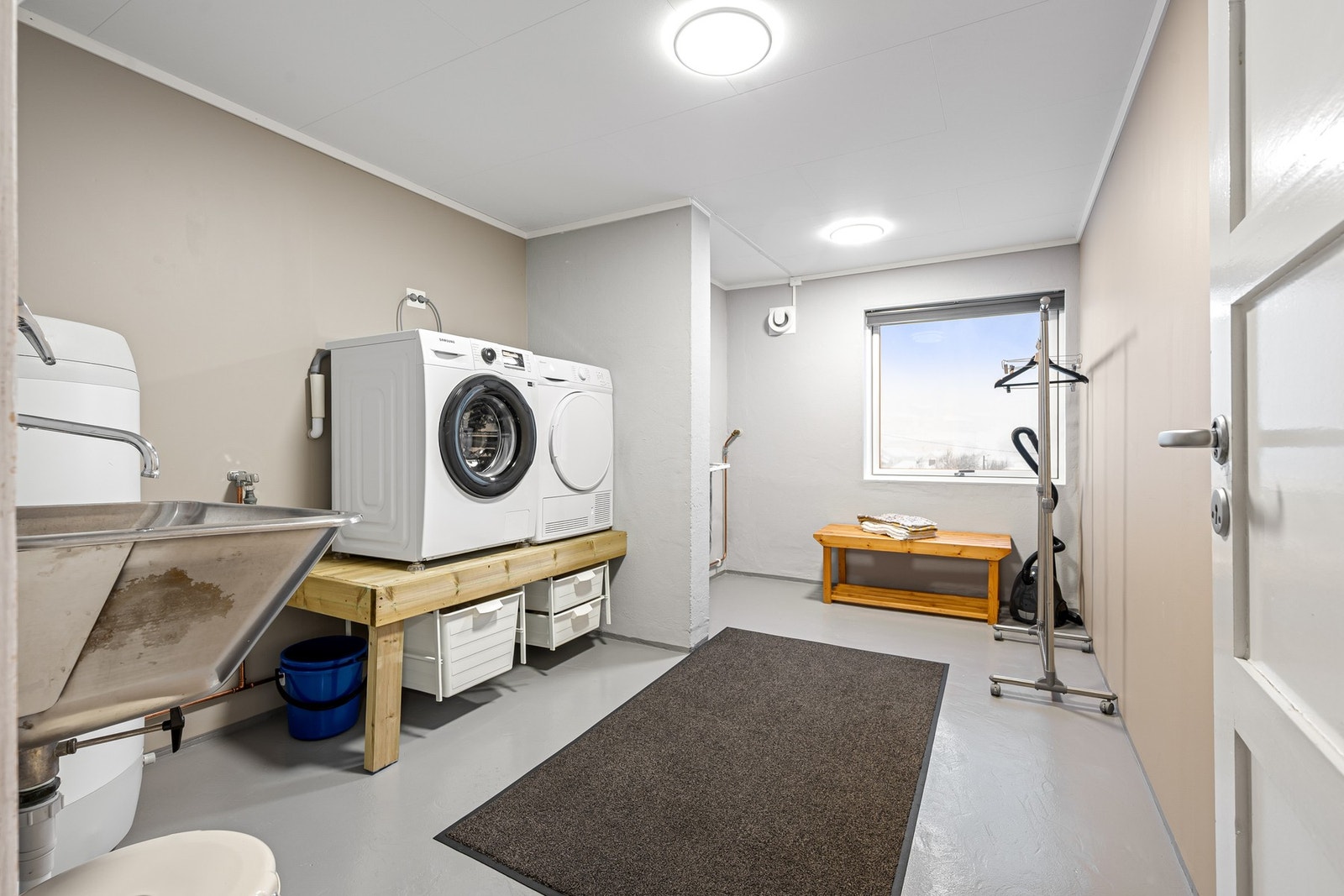 Romslig vaskerom Galleribilde