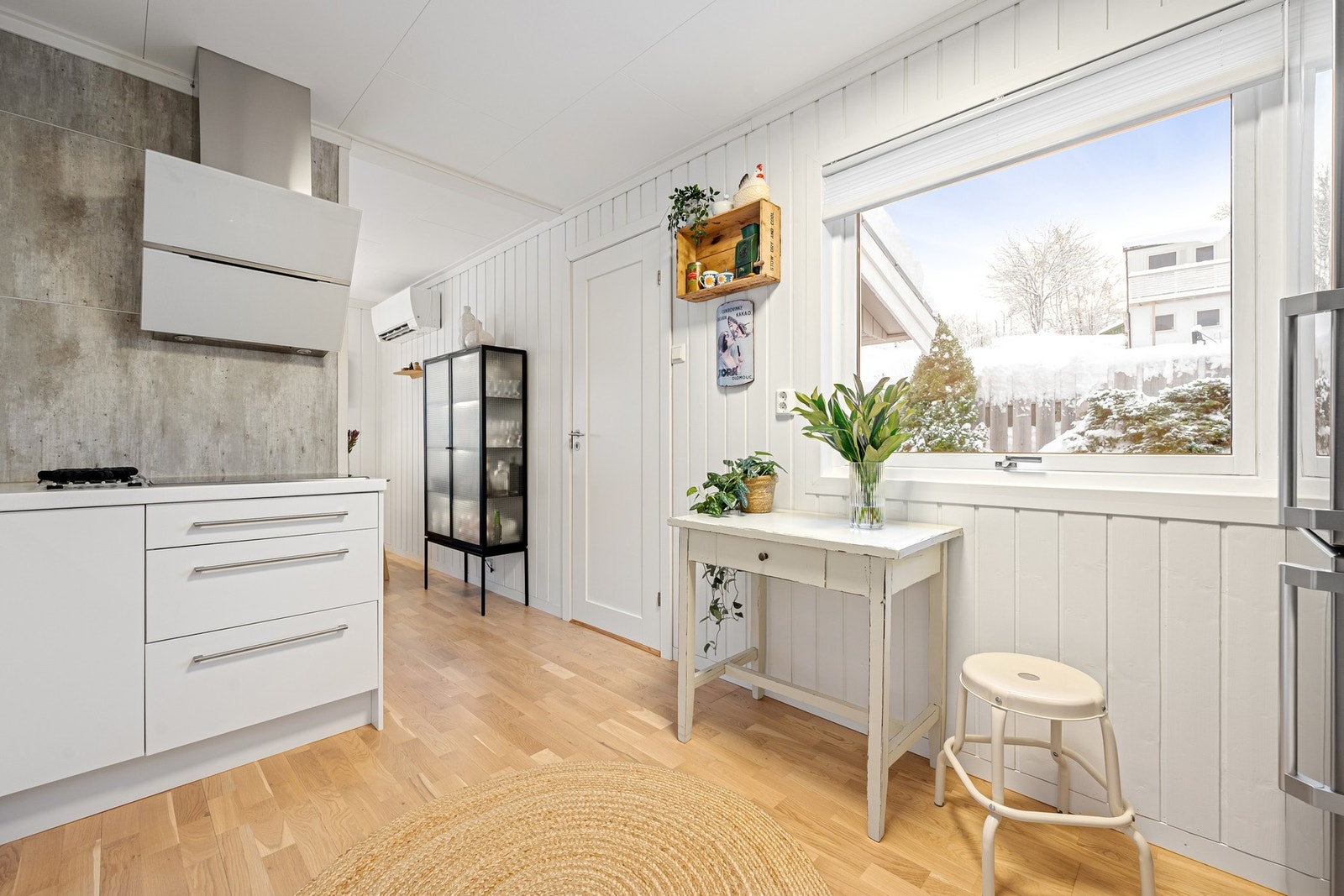 Dør fra kjøkken til trappegang og adkomst til underetasje Galleribilde