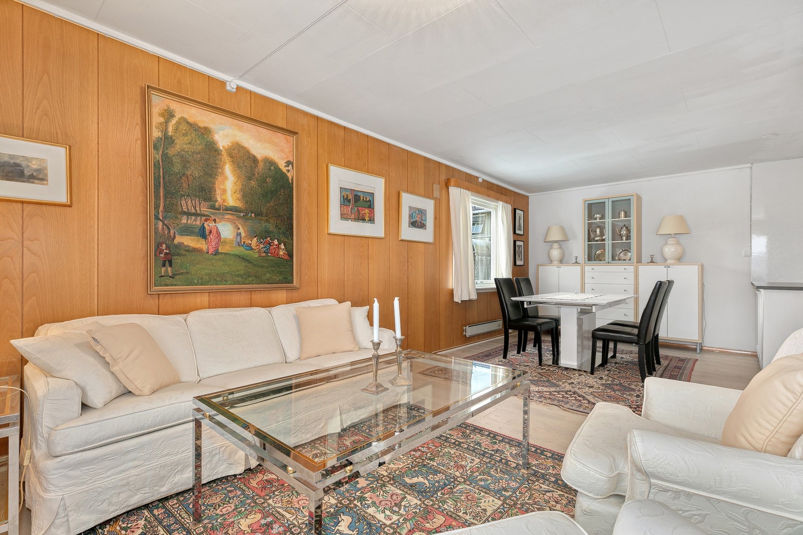 Her er det god plass til en større sofaseksjon med tv-møblement, i tillegg til en romslig spisegruppe for hyggelige middager og sosiale sammenkomster. Galleribilde