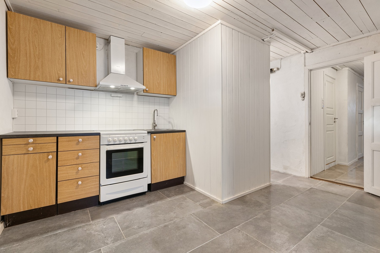 Det er montert varmepumpe (fra 2025) på kjøkkenet i underetasjen. Galleribilde