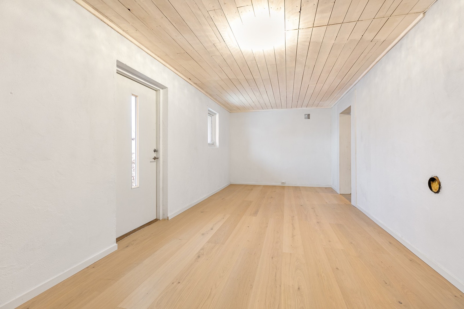 Inngangsdøren i hybeldelen leder rett inn i det som er blitt omsøkt og godkjent som allrom. Galleribilde