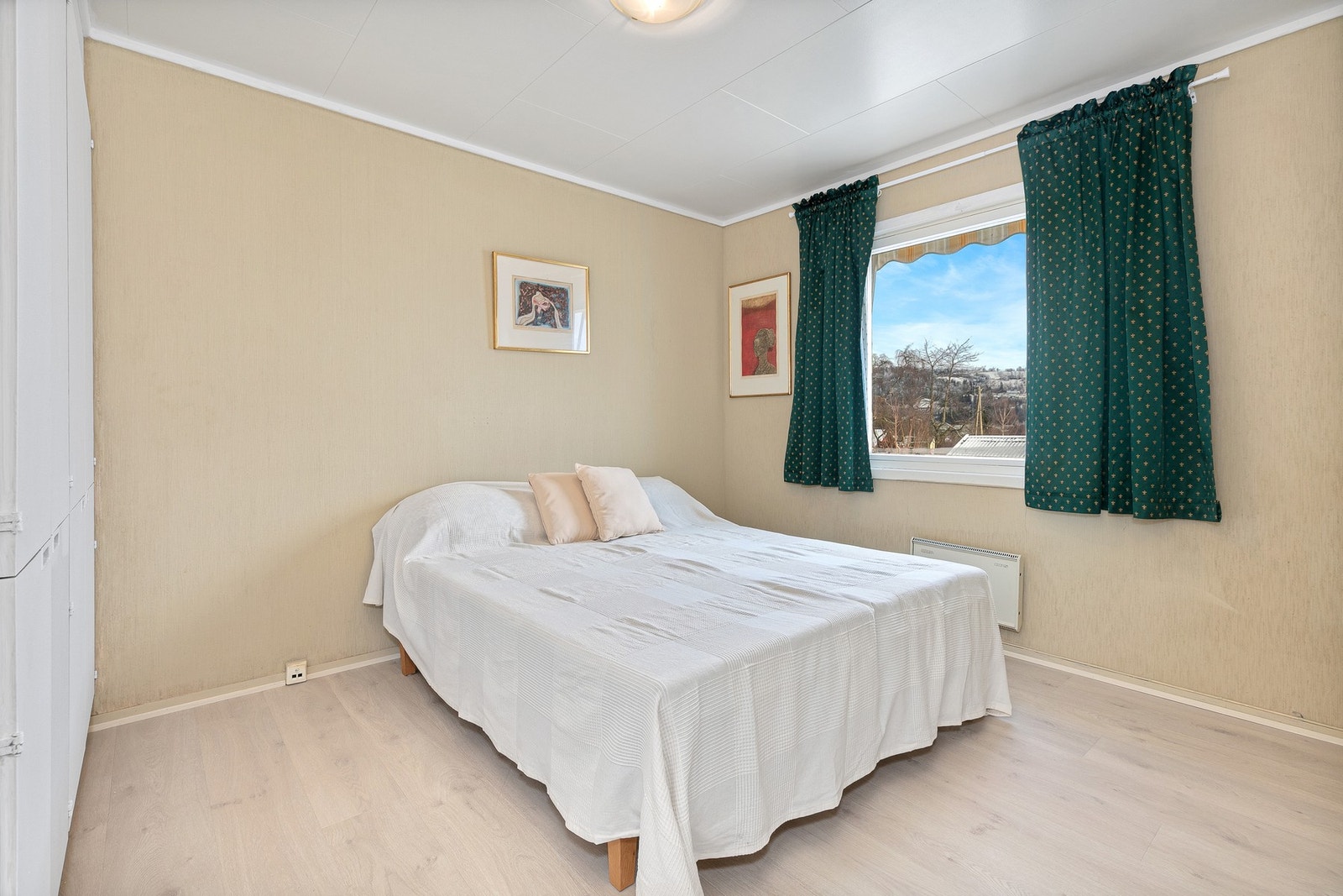 Hoveddelen i første etasje byr på tre gode soverom med fleksible møbleringsmuligheter. Galleribilde