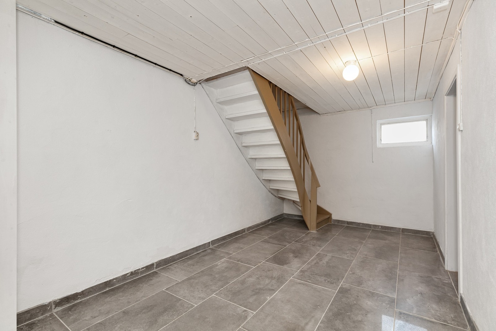 Flislagt trapperom mellom etasjene som i hovedsak disponeres av hybeldelen. Galleribilde