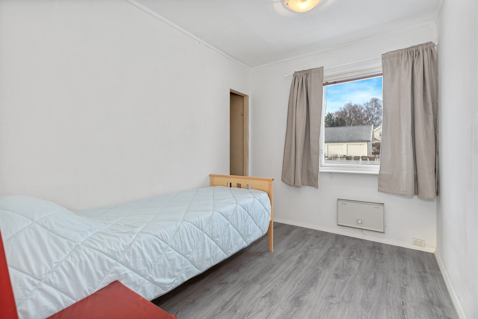 Rommene egner seg både som barnerom, gjesterom eller hjemmekontor, og de gir familien rom til å vokse og tilpasse etter behov. Galleribilde