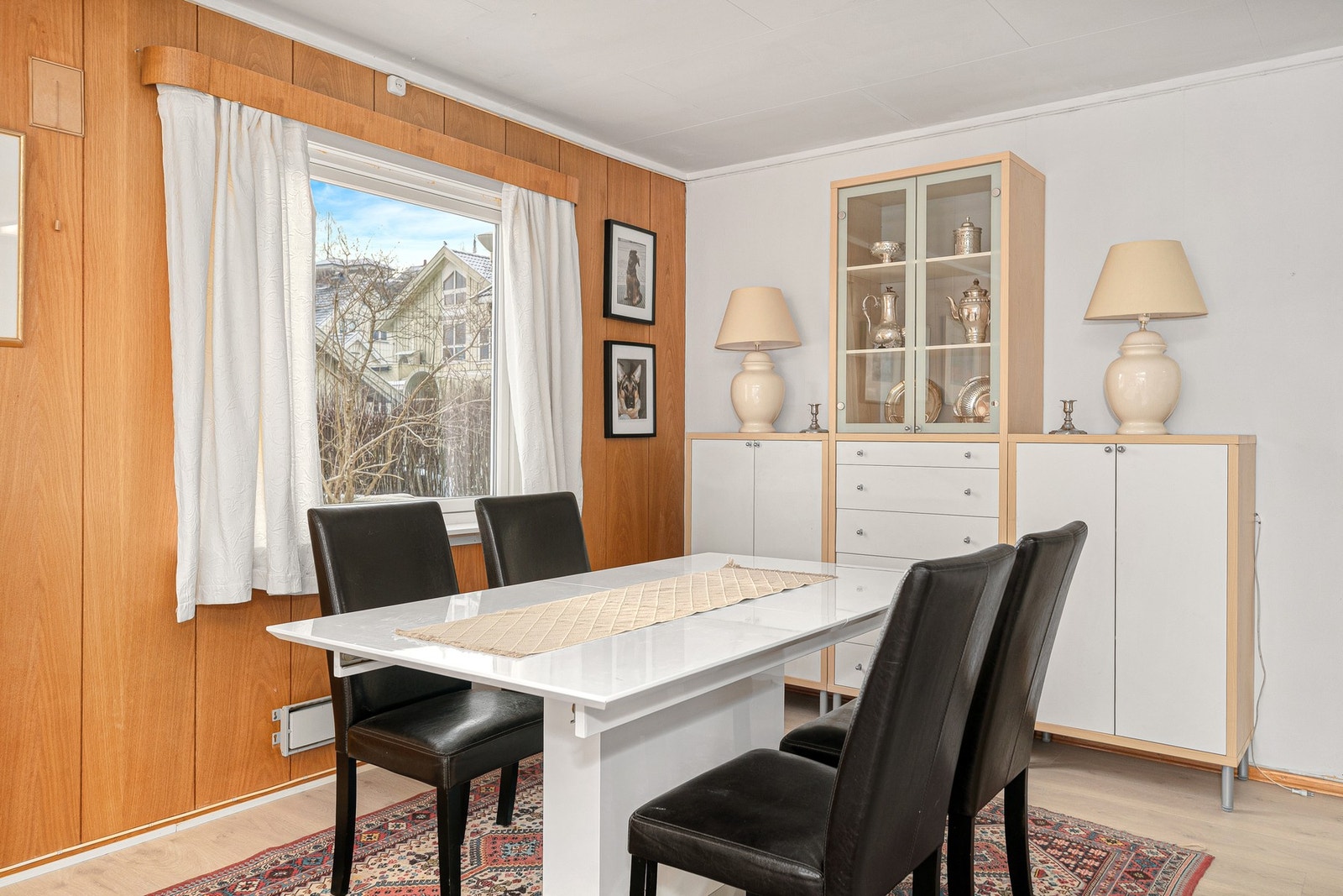 De store vinduene slipper inn rikelig med naturlig dagslys og gjør rommet både lyst og luftig gjennom hele dagen. Galleribilde