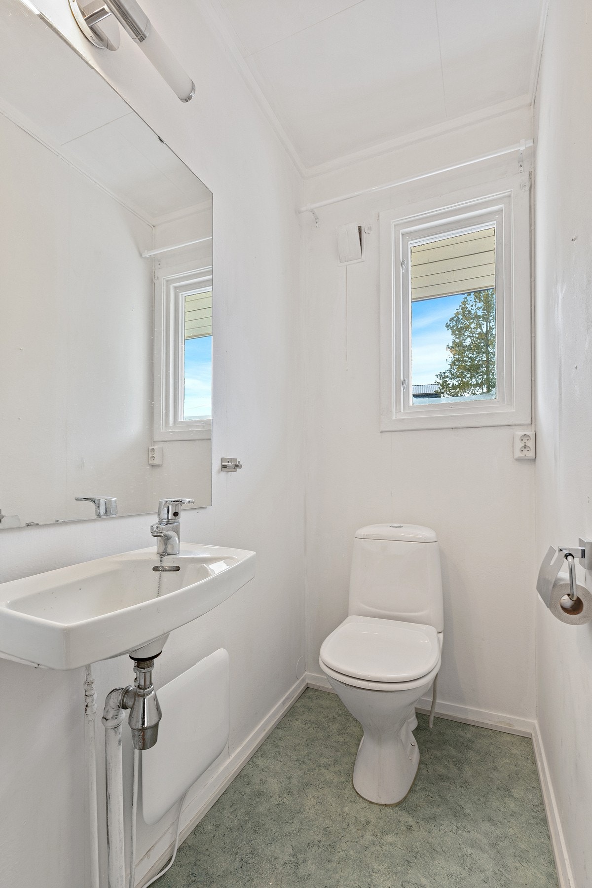 I tillegg til hovedbadet har boligen et separat toalettrom - et praktisk tilskudd i en familiebolig. Rommet har gulvbelegg, malte vegger, vegghengt servant og gulvstående toalett. Galleribilde