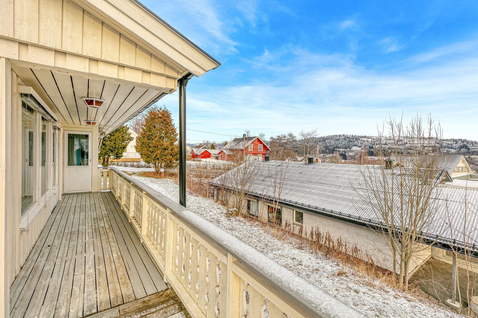 Terrassen er stor nok til både spisegruppe, lounge møbler, grill og plantekasser. Galleribilde