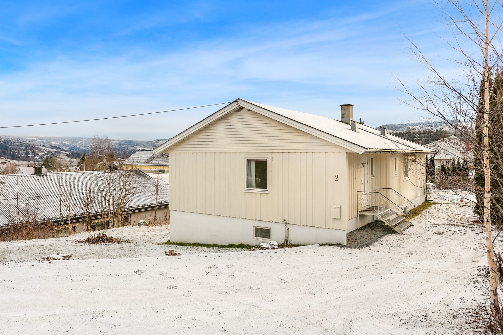 Boligen ligger i et landlig, naturskjønt og familievennlig boligområde like ovenfor tettstedet Lunner. Galleribilde