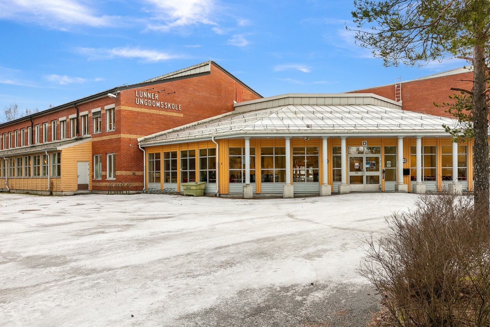 Eiendommen sokner til Lunner barneskole ca. 2,4 km som har et velfungerende SFO tilbud. For elever i ungdomstrinnene sokner eiendommen til Lunner ungdomsskole ca. 2,5 km. Galleribilde