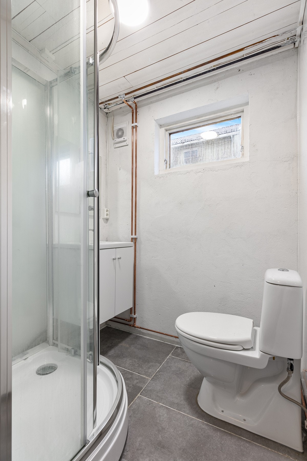 En del av gangen ble i 2025 ombygget til et moderne baderom med flislagt gulv og varme, baderomsplater, dusjkabinett, servantinnredning og wc. Mekanisk avtrekk sikrer et godt inneklima. Galleribilde