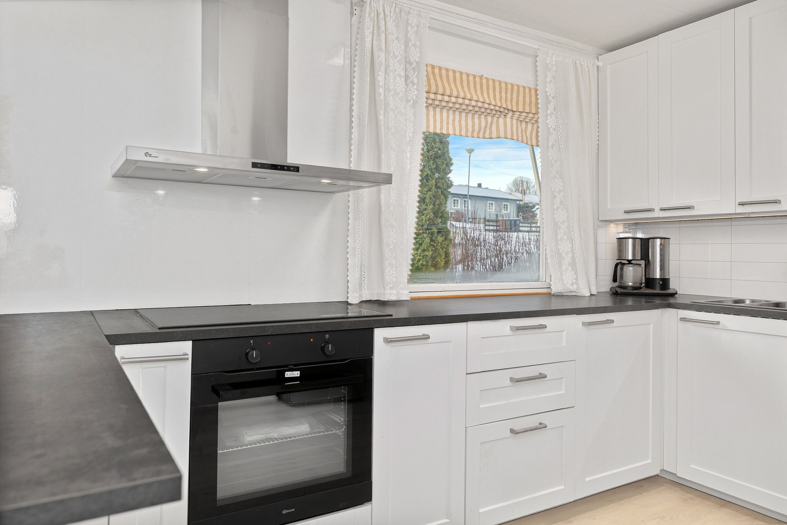 Laminat på gulv, samt malte og platekledde veggflater, gir et helhetlig og lettstelt uttrykk. Galleribilde