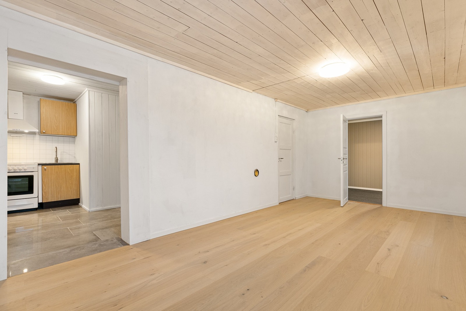 Hybelen har et stort allrom på ca. 30 kvm med gode møbleringsmuligheter og naturlig plass til både sofa- og spisegruppe. Galleribilde