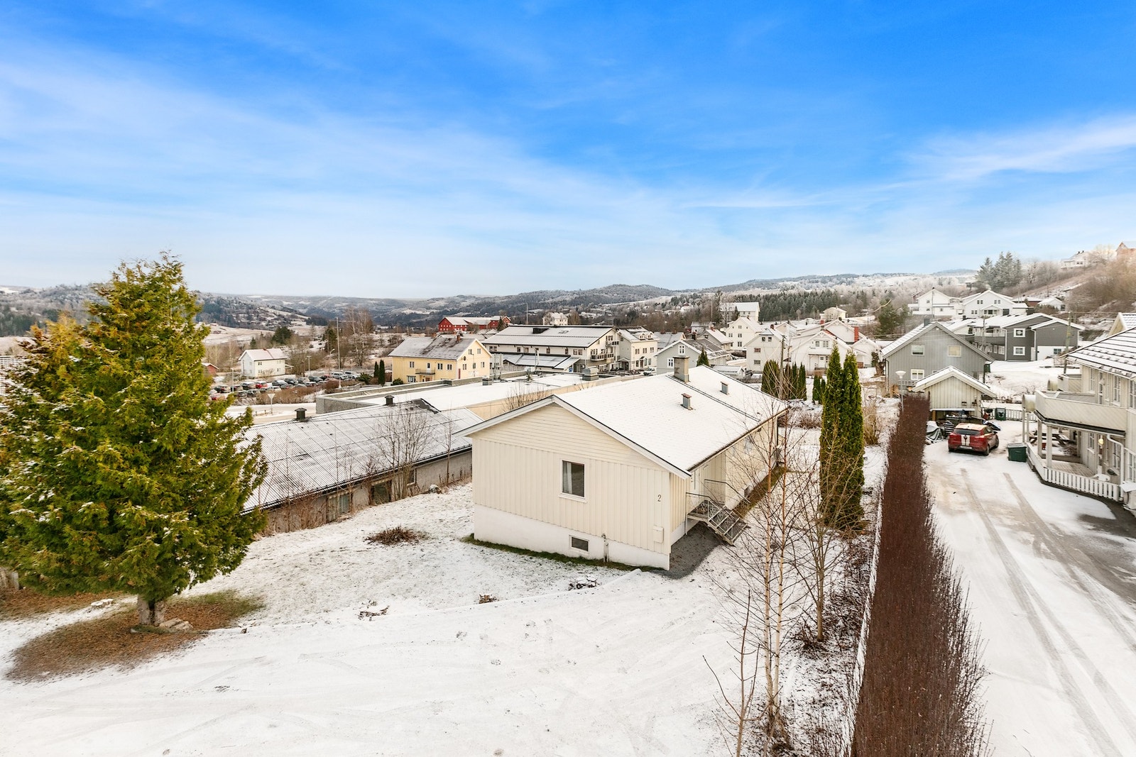 Nærområdet består for det meste av boligbebyggelse og landbrukseiendommer. Galleribilde
