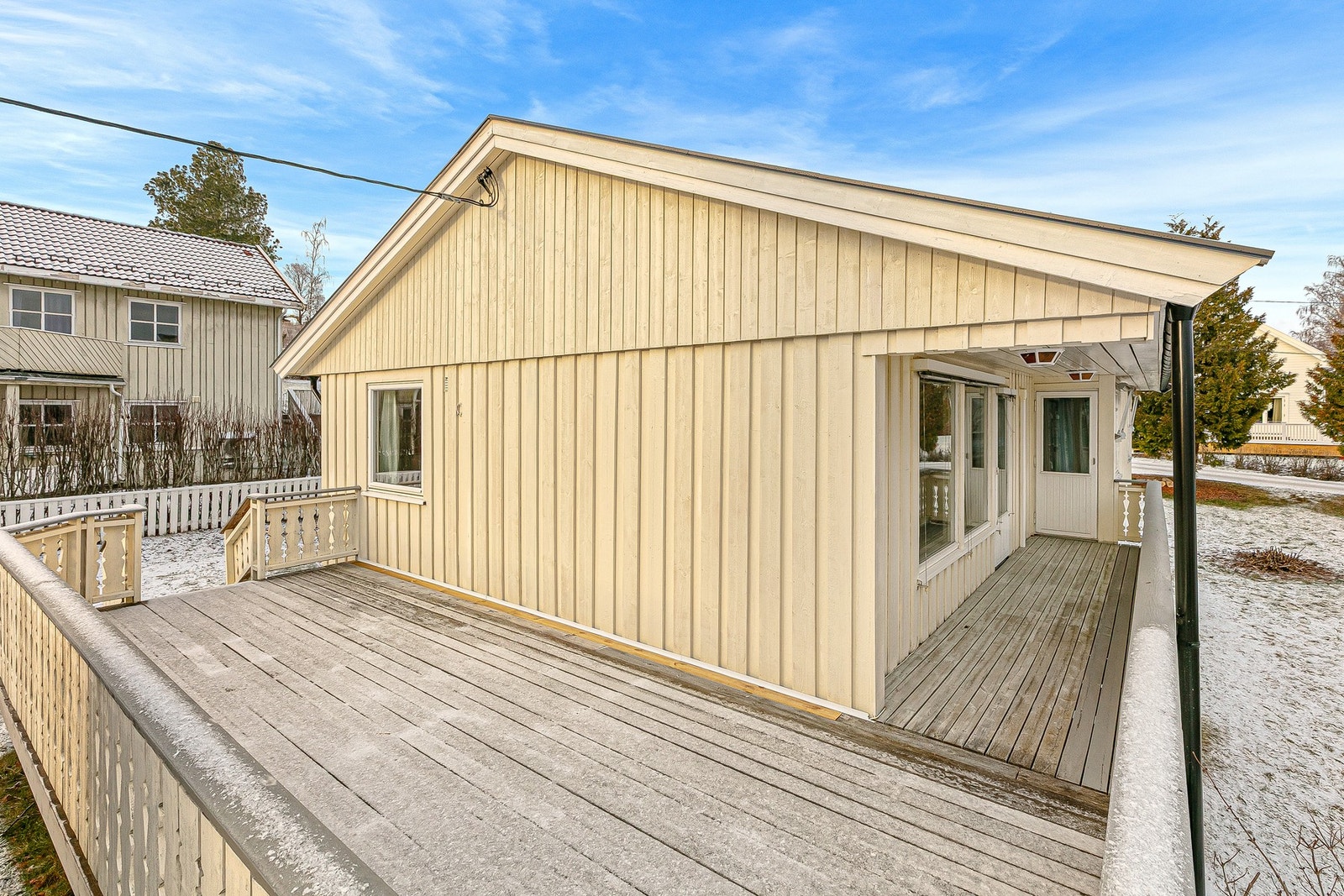 Fra stuen har du direkte adkomst til en herlig terrasse på ca. 30 kvm, som ligger perfekt plassert for å nyte solen store deler av dagen. Galleribilde