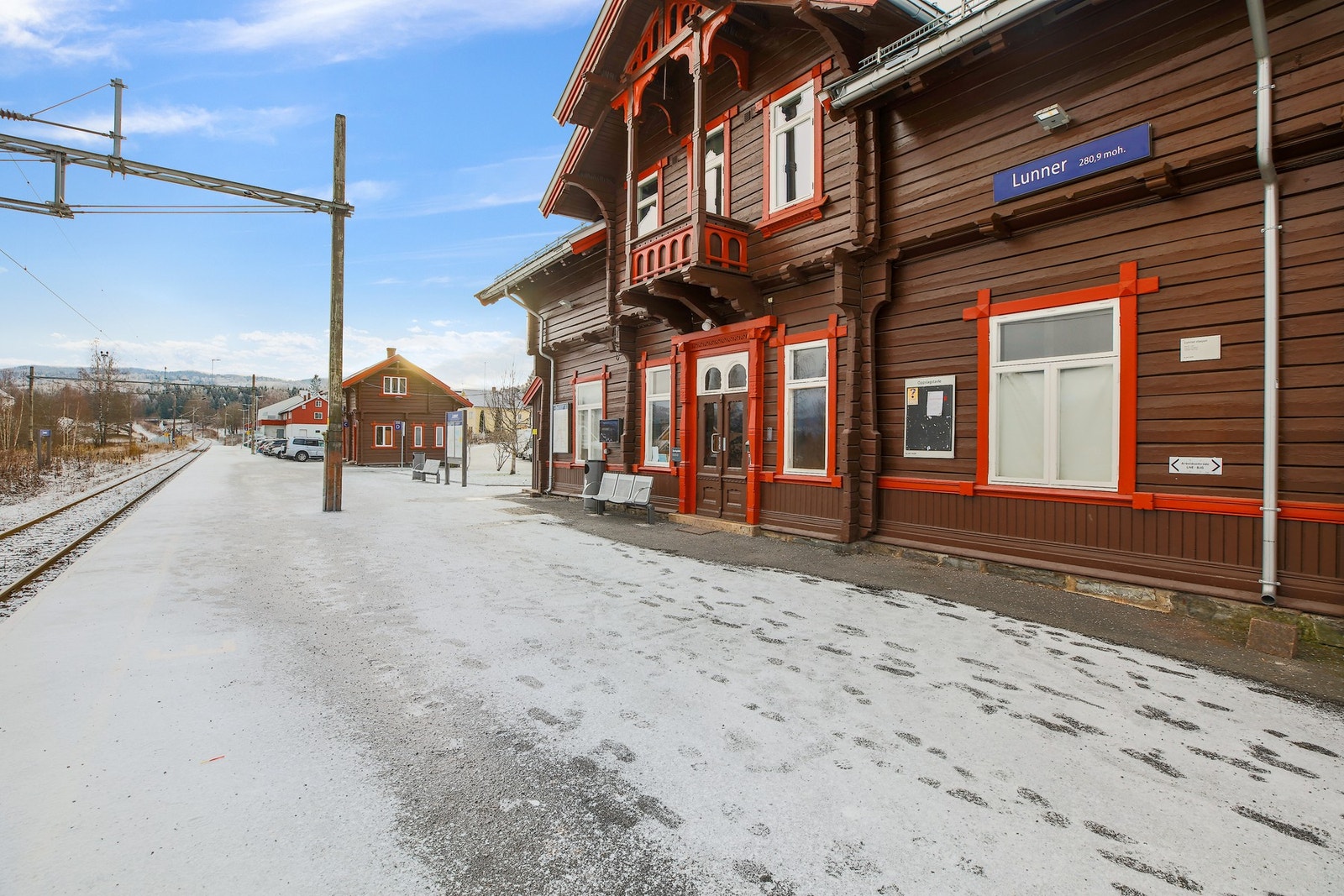 Beliggenheten i et stille og hyggelig nabolag gir en god følelse av privatliv, samtidig som du har kun 3 minutters gange til sentrum, med butikk, restaurant og Lunner stasjon tett på. Galleribilde