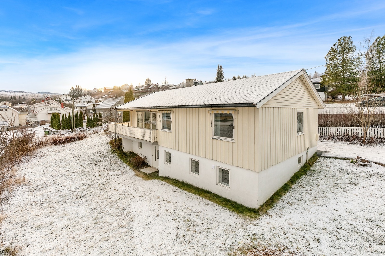 Eiendommen ligger på en solrik og generøs tomt på 711 kvm, hvor både beliggenhet og utforming gir et fantastisk utgangspunkt for et trivelig uteområde. Galleribilde