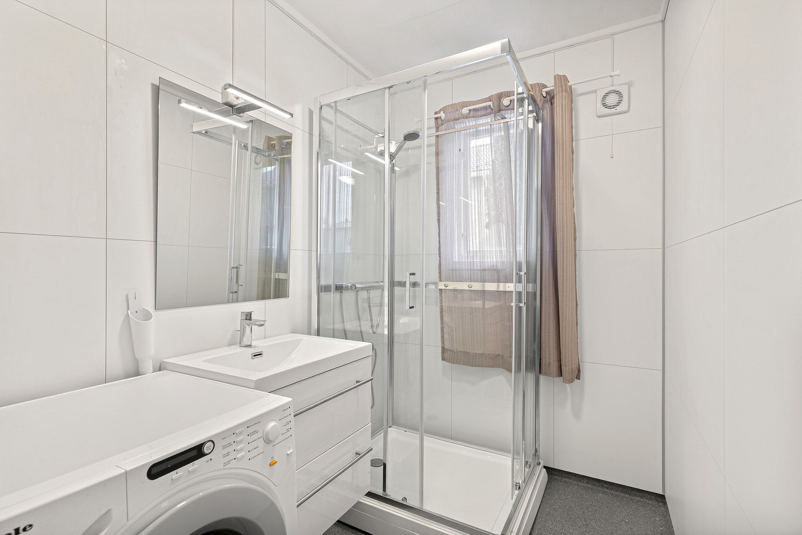 Det opprinnelige baderommet er godt ivaretatt og har fått flere oppgraderinger i 2024/2025. Rommet har baderomsplater på veggene, gulv belegg og takplater i himling. Galleribilde