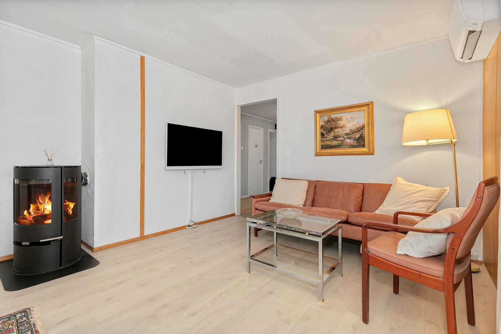 Stuen har også en koselig peis som gir både varme og en ekstra stemning på mørke kvelder. Galleribilde