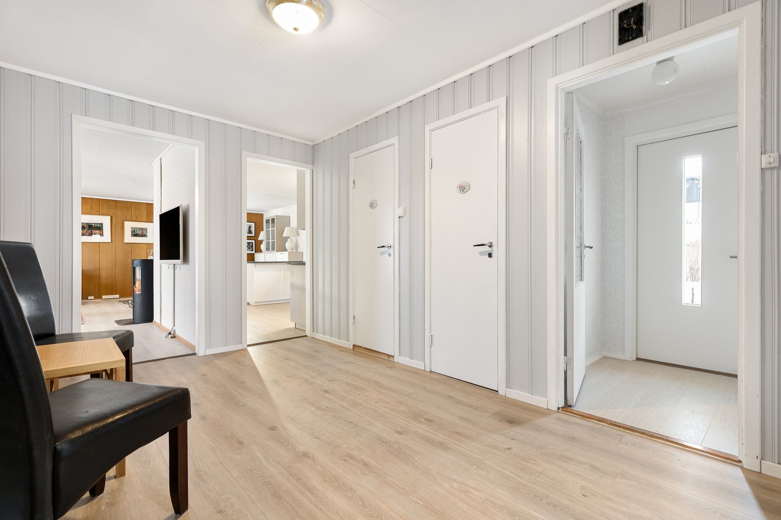 Boligen ønsker deg velkommen med en lys og innbydende entré som umiddelbart gir en behagelig førsteopplevelse. Galleribilde