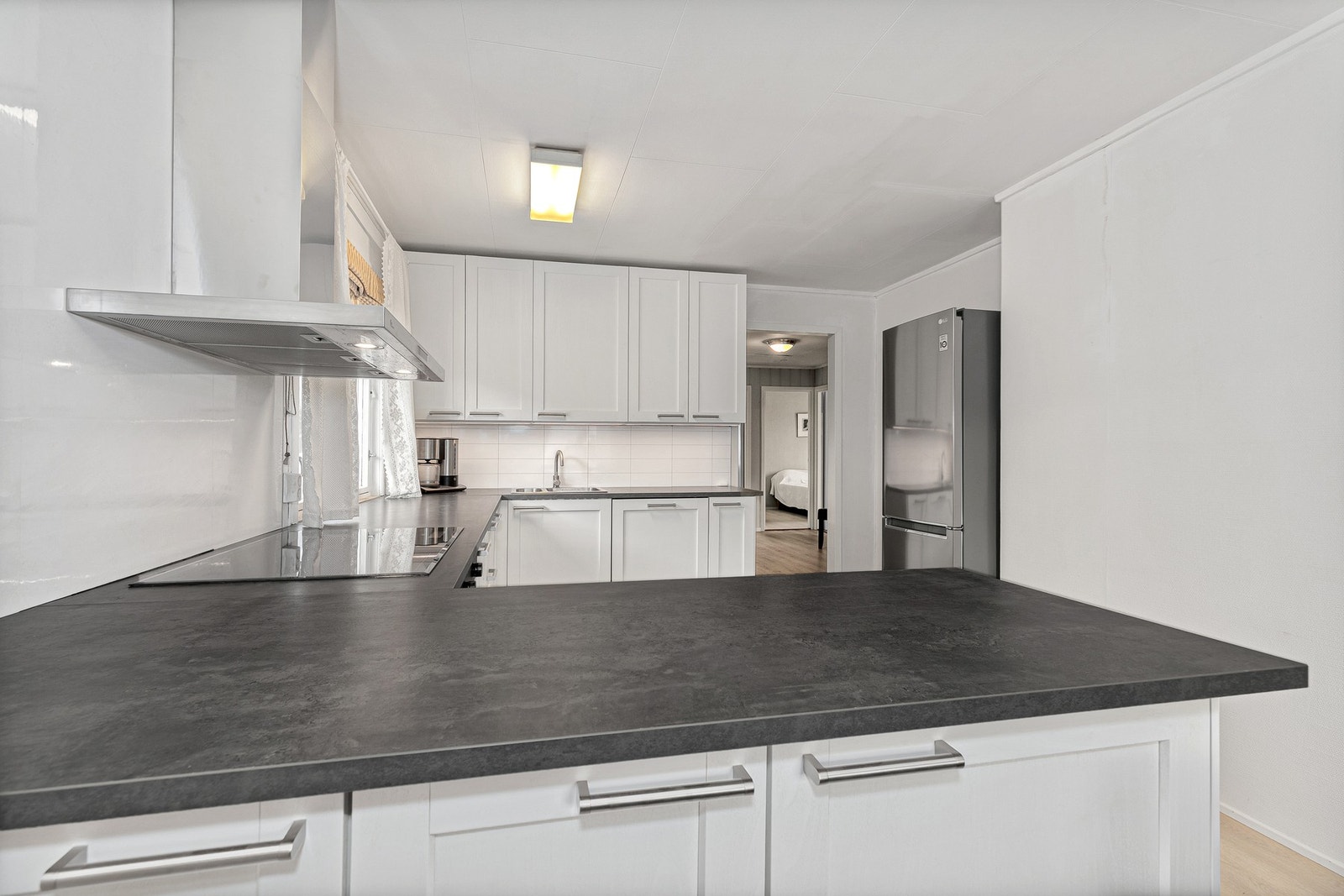 Belysning og stikkontakter over benken gjør matlagingen både enklere og mer effektiv. Galleribilde