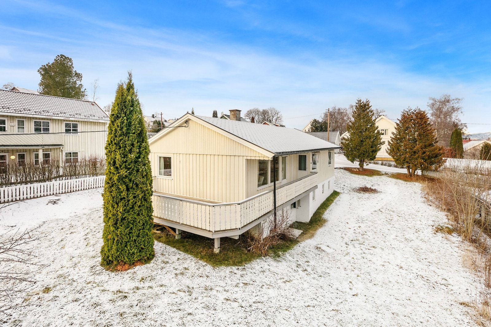 Her får du en stor, åpen hage som strekker seg rundt boligen og gir god plass til lek, sosiale soner, hageprosjekter og rolige stunder i sola. Galleribilde