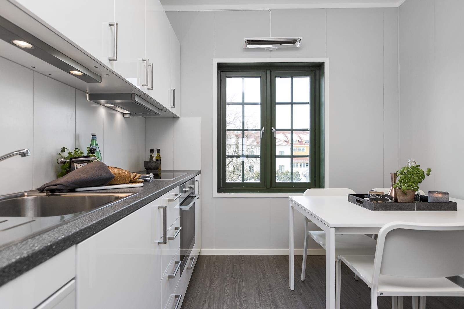 Felles kjøkken er fullt utstyrt med induksjonstopp, stekeovn, mikro og oppvaskmaskin Galleribilde