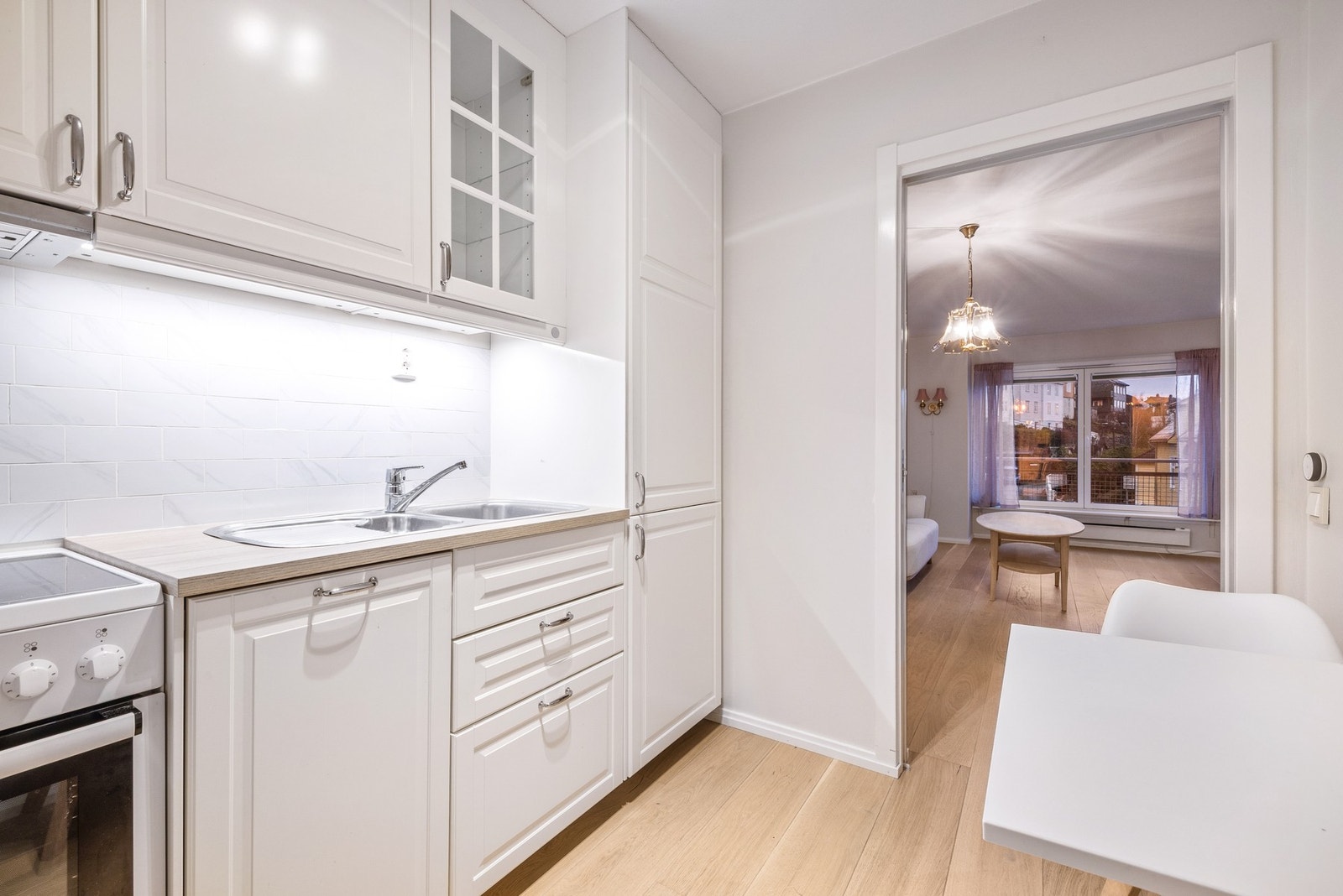 Kjøkkenet ble også pusset opp i 2019 med ny kjøkkeninnredning Galleribilde