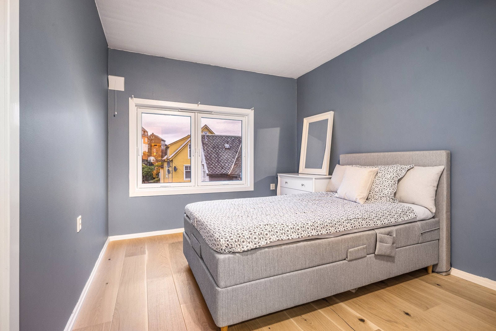 Soverommet er 11,4 kvm. Også her ble det lagt nytt gulv i 2019 Galleribilde