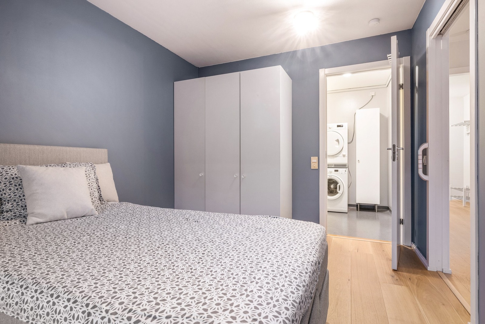 God plass til garderobe, og direkte adkomst til bad fra soverommet Galleribilde