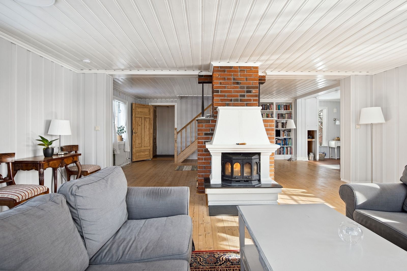 Stue med peis og varmepumpe Galleribilde