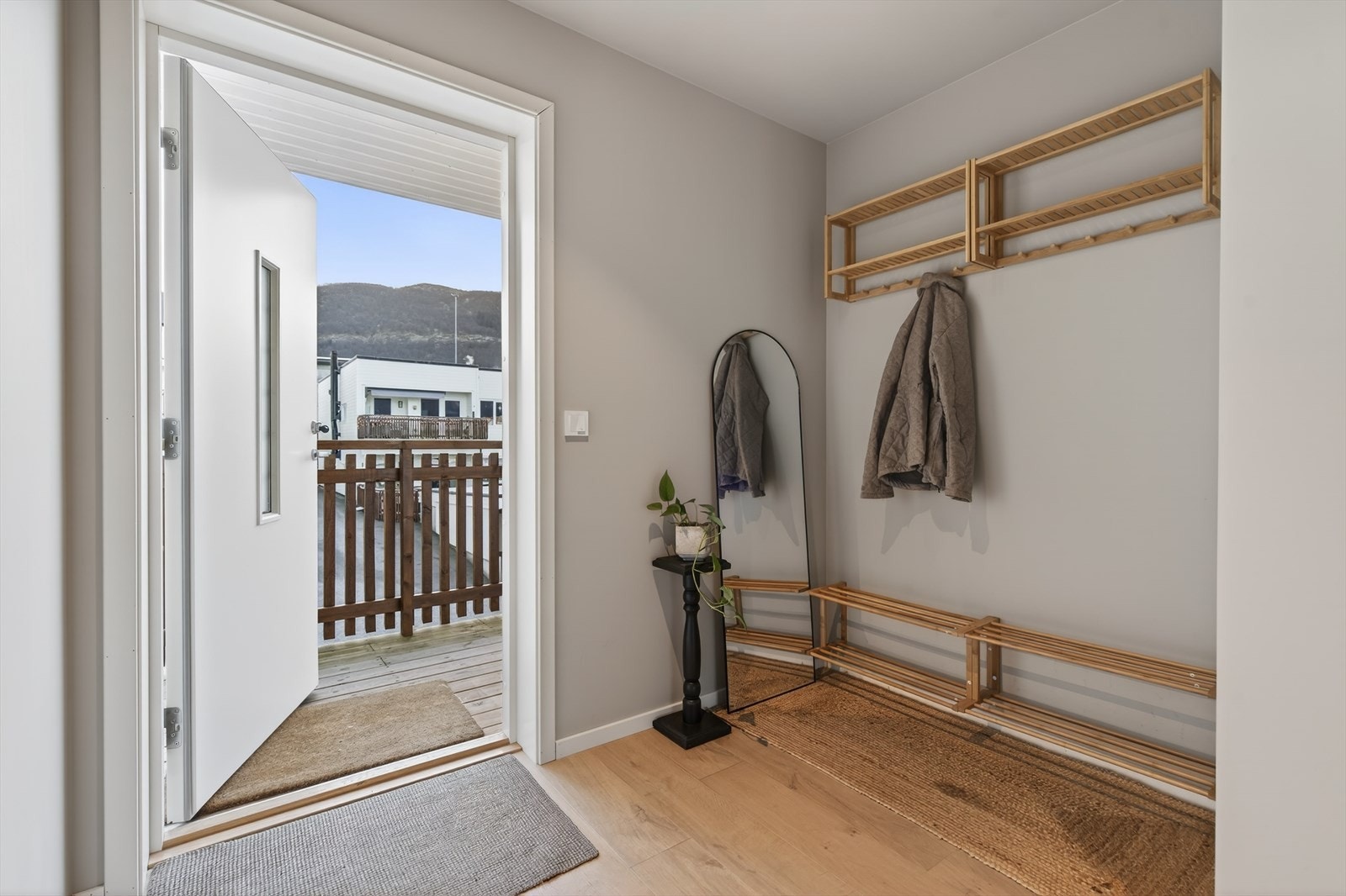 God plass til sko og jakker Galleribilde