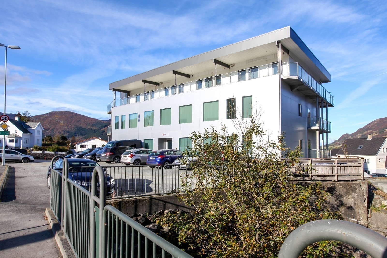 Fasade og parkering Galleribilde