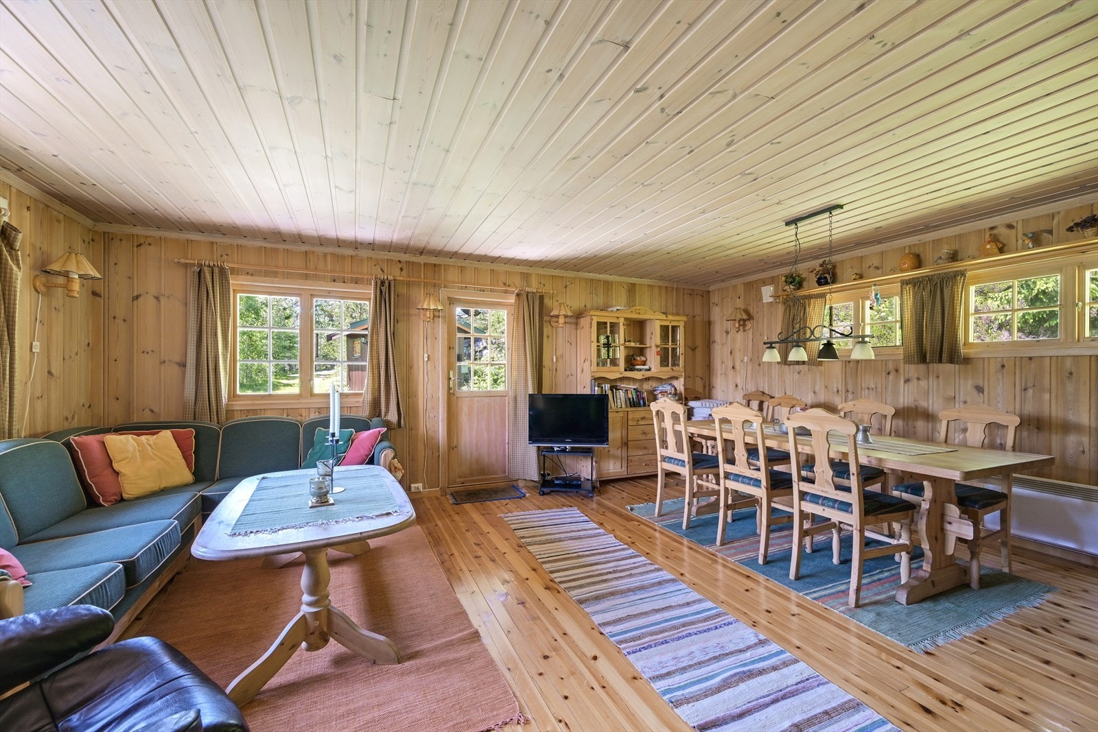 Romslige oppholdsrom med heltregulv. Galleribilde